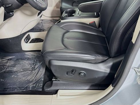 Used 2023 Chrysler Pacifica Touring-L FWD image 18