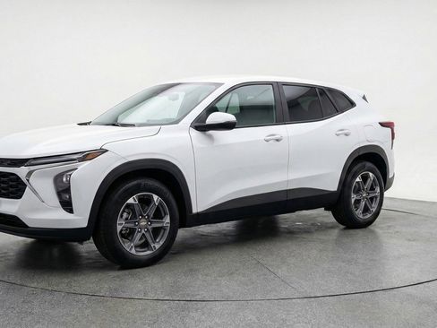Used 2025 Chevrolet Blazer LT FWD image 3