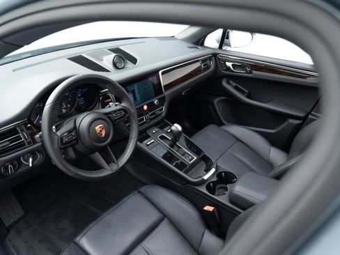 Certified 2025 Porsche Macan AWD/4WD image 4