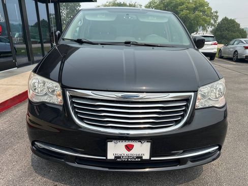 Used 2014 Chrysler Town & Country Touring FWD image 7