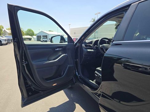 Used 2023 Toyota Highlander XLE FWD image 23
