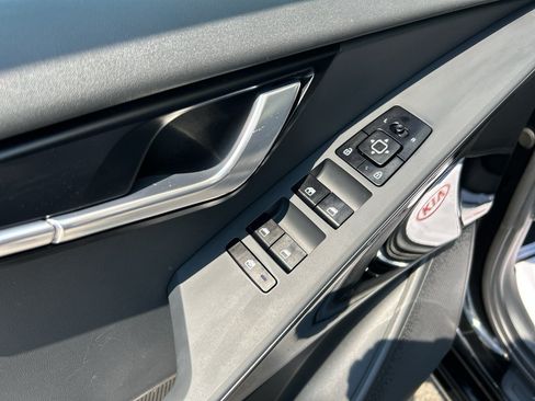 Certified 2025 Kia Niro EX FWD image 18