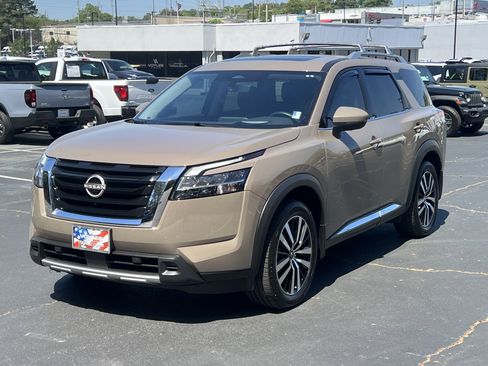 Used 2024 Nissan Pathfinder Platinum w/ Cargo Package AWD/4WD image 3