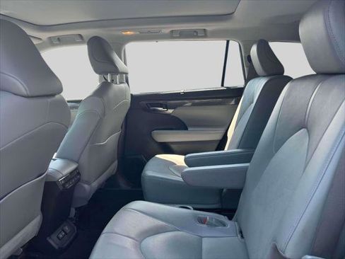 Certified 2022 Toyota Highlander Platinum image 13
