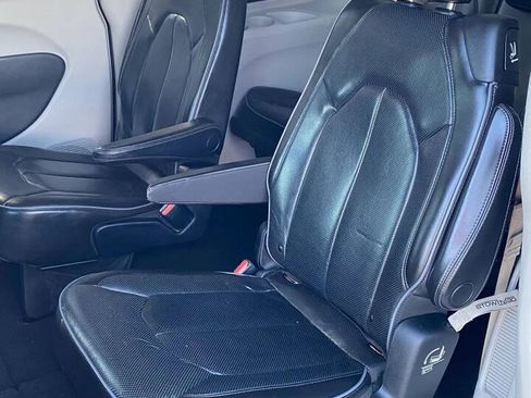 Used 2019 Chrysler Pacifica Limited w/ Tire & Wheel Group FWD image 26