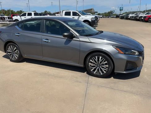 Used 2025 Nissan Altima 2.5 SV FWD image 9