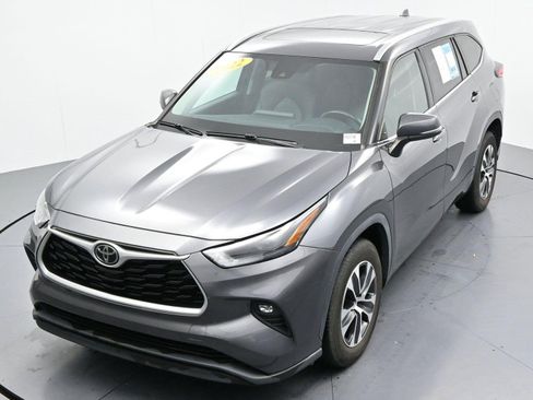Used 2022 Toyota Highlander XLE FWD image 47