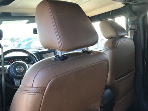 Used 2013 Jeep Wrangler Unlimited Sahara image 20