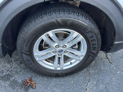 Used 2021 Ford Explorer XLT image 32