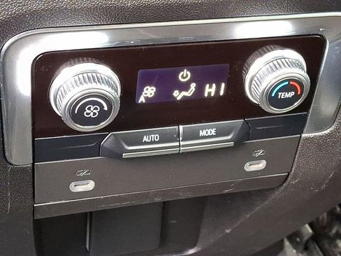 Used 2023 GMC Yukon SLT image 13