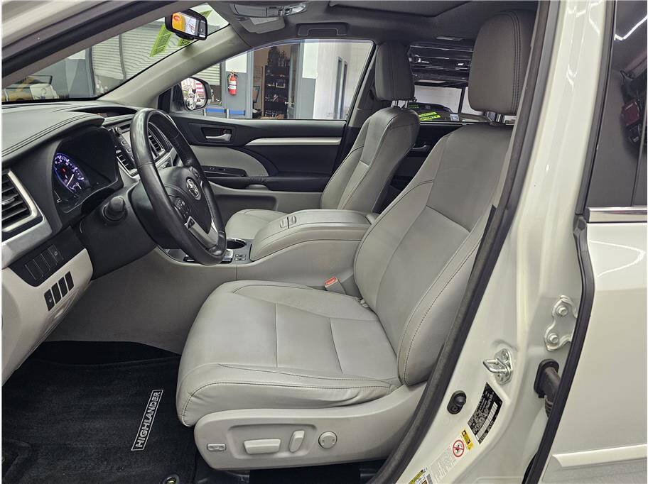 Used 2014 Toyota Highlander XLE AWD/4WD image 9