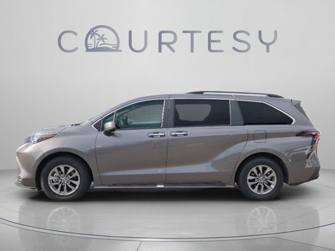 Certified 2024 Toyota Sienna XLE FWD image 2