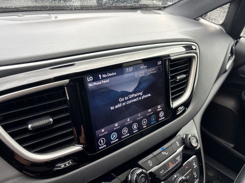 Used 2020 Chrysler Pacifica Touring-L Plus FWD image 19