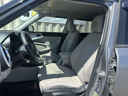 Used 2023 Kia Soul LX w/ LX Technology Package FWD image 5