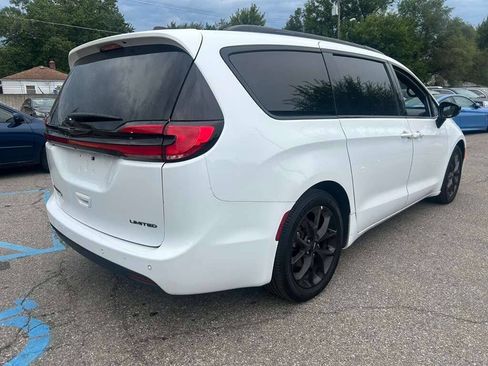 Used 2025 Chrysler Pacifica Limited FWD image 5