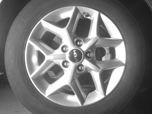 Used 2025 Kia Soul LX w/ LX Technology Package FWD image 15