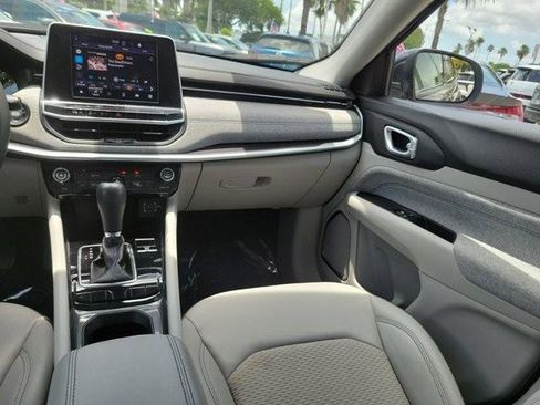 Used 2022 Jeep Compass Latitude FWD image 17