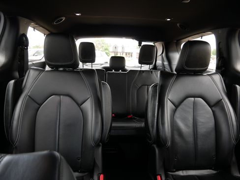 Used 2020 Chrysler Pacifica Touring-L w/ S Appearance Package FWD image 13