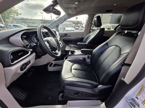 Used 2022 Chrysler Pacifica Touring-L FWD image 13
