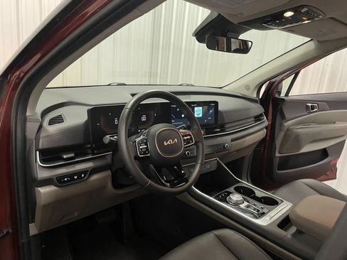 Used 2025 Kia Carnival EX FWD image 35