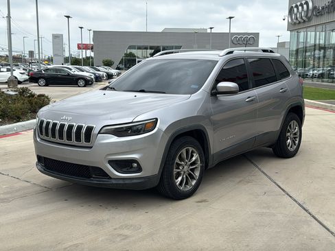 Used 2019 Jeep Cherokee Latitude Plus FWD image 3