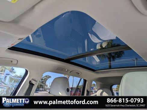 Used 2022 Volkswagen Tiguan SE w/ Panoramic Sunroof Package image 19