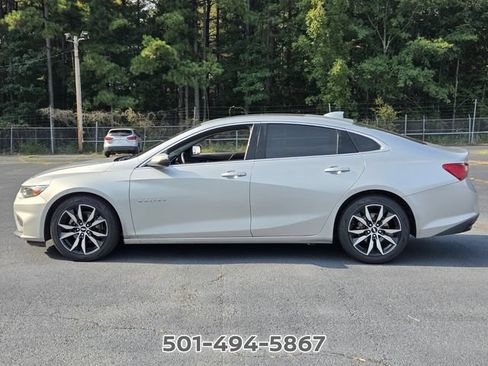Used 2018 Chevrolet Malibu LT w/ Leather Package FWD image 2
