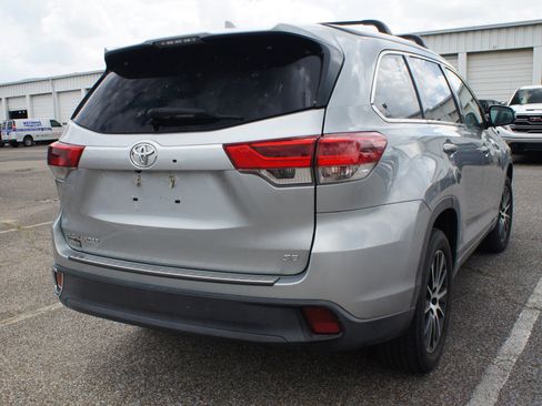 Used 2018 Toyota Highlander SE FWD image 4