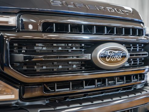 Used 2022 Ford F250 Lariat w/ Black Appearance Pkg image 14