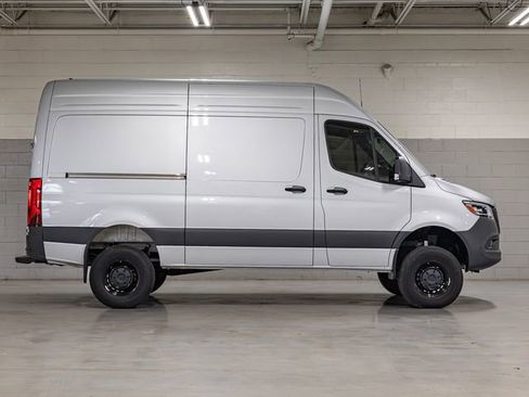 Used 2024 Mercedes-Benz Sprinter 2500 image 2