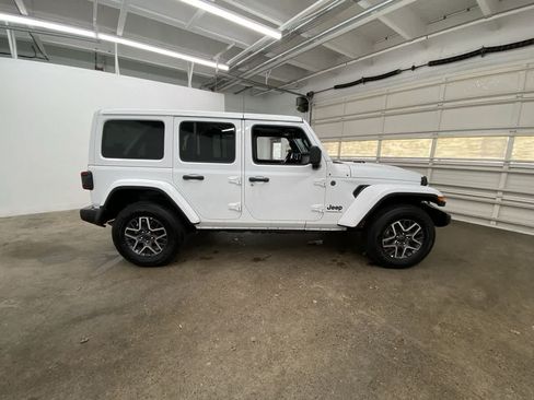 Used 2025 Jeep Wrangler Unlimited Sahara AWD/4WD image 7