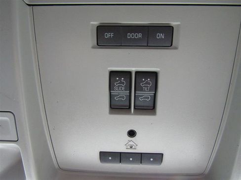 Used 2014 GMC Sierra 1500 SLT w/ SLT Crew Cab Value Package image 29