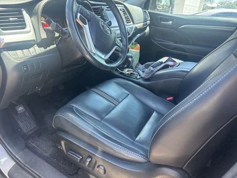 Used 2018 Toyota Highlander SE image 2