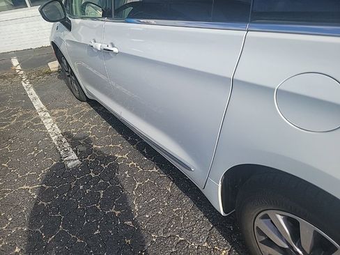 Used 2023 Chrysler Pacifica Limited image 16