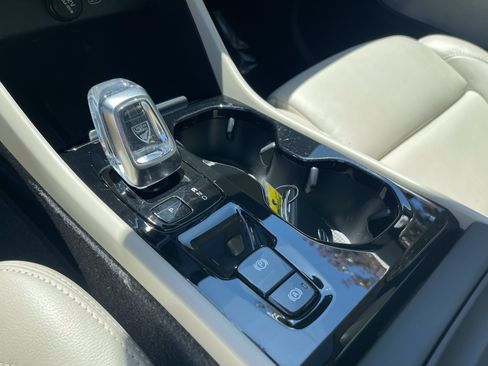 Used 2024 Volvo XC40 B5 Plus w/ Protection Package Premier AWD/4WD image 13