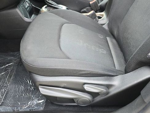 Used 2016 Jeep Renegade Latitude FWD image 19