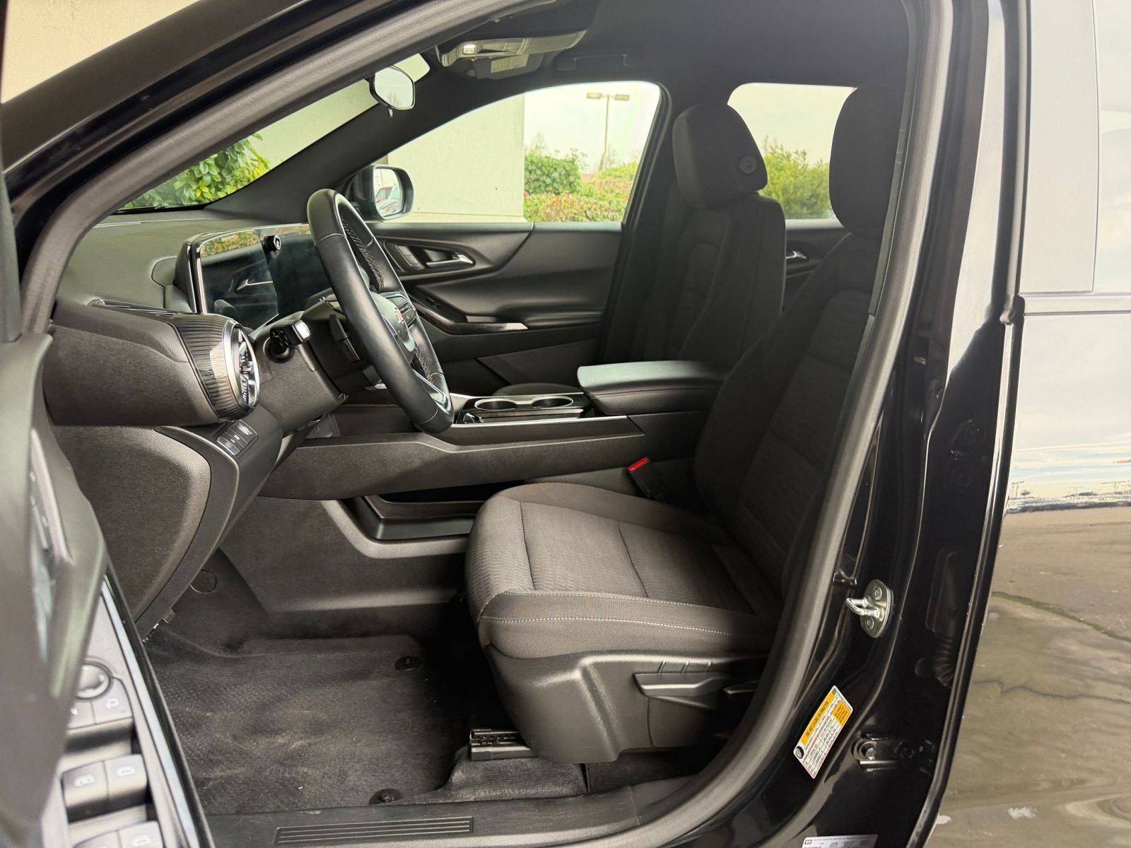 Used 2025 Chevrolet Equinox LT FWD image 36