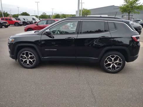 Used 2025 Jeep Compass Limited w/ Mopar Graphics Package AWD/4WD image 5