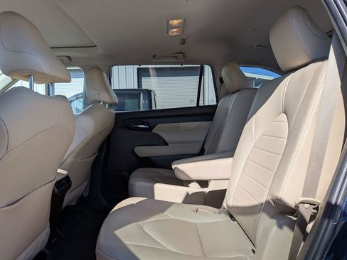 Used 2020 Toyota Highlander XLE image 26