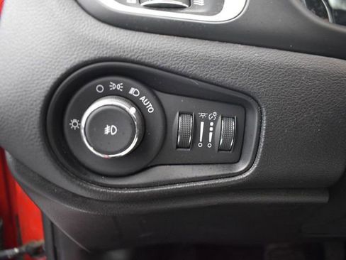 Used 2018 Jeep Renegade Latitude image 12