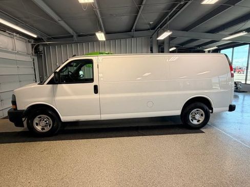 Used 2018 Chevrolet Express 3500 Extended w/ Driver Convenience Package RWD image 5