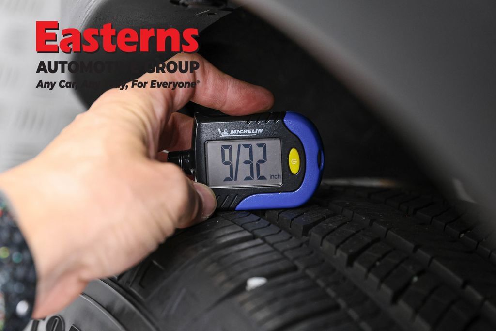 Used 2025 Nissan Pathfinder SV FWD image 30