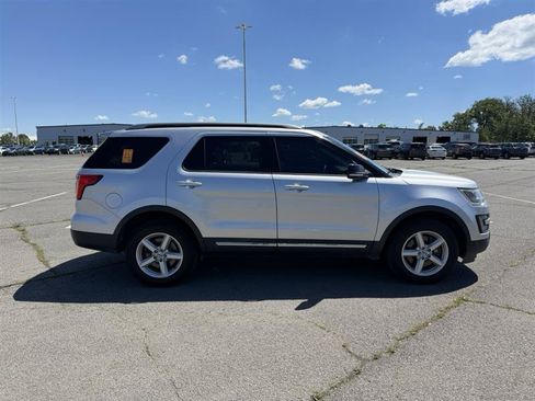 Used 2016 Ford Explorer XLT w/ Equipment Group 202A AWD/4WD image 4