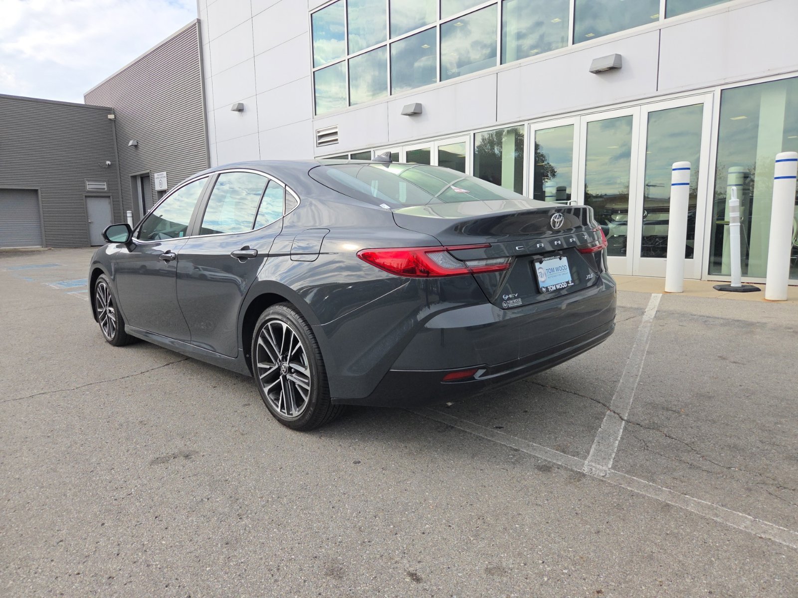 Used 2025 Toyota Camry XLE FWD image 11