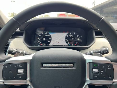 Used 2024 Land Rover Discovery S image 21