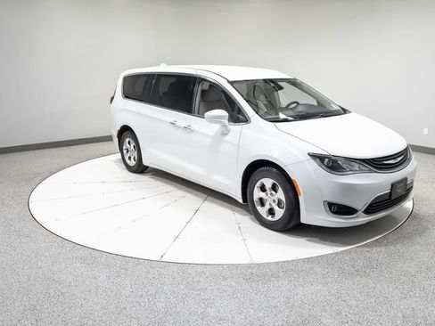 Used 2017 Chrysler Pacifica Touring Plus FWD image 27