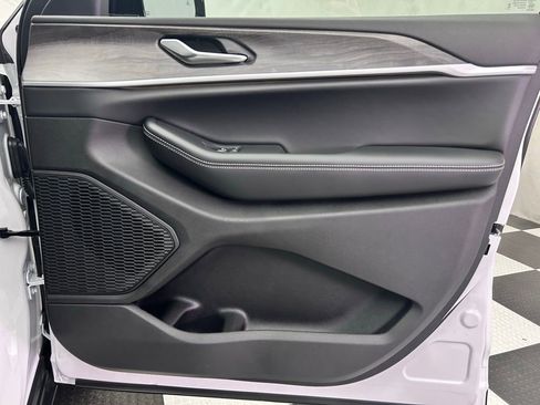 New 2025 Jeep Grand Cherokee Limited w/ Trailer Tow Package image 21