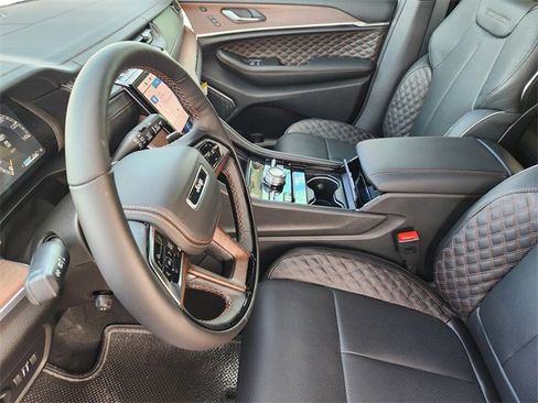 New 2025 Jeep Grand Cherokee Summit image 9