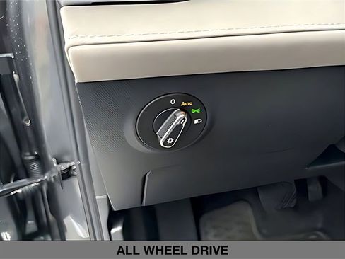 Used 2025 Volkswagen Taos SE w/ Panoramic Sunroof Package image 17