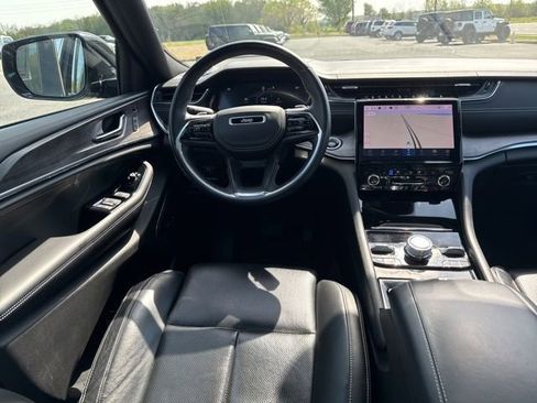 Used 2022 Jeep Grand Cherokee Overland w/ Luxury Tech Group IV AWD/4WD image 9